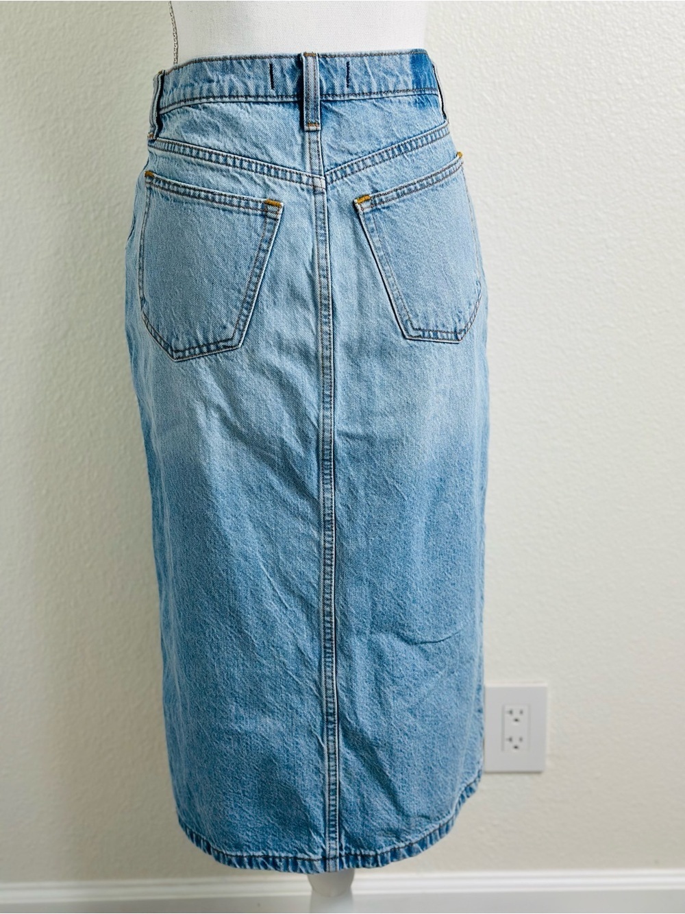 Abercrombie & Fitch High Rise Midi Skirt in Light Wash With Front Slit Size 2P - Picture 5 of 10